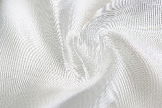 La structure d'armure de satin a renforcé le tissu de fibre de verre avec des solides solubles câblent des insertions