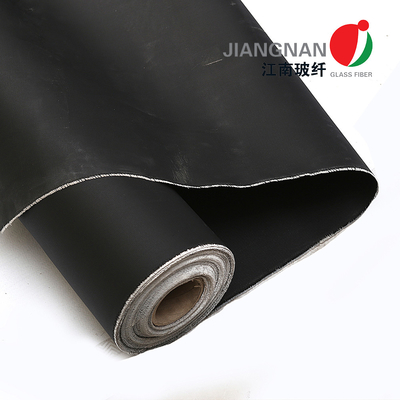 666 le tissu de fibre de verre tissé de C par solides solubles a renforcé avec des solides solubles câblent avec le revêtement noir du silicone 2-Sides